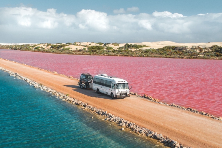 Furgone che percorre una strada sterrata tra il rosa Lake MacDonnell e il Green Lake nella Eyre Peninsula, South Australia © Jaxon Foale Furgone che percorre una strada sterrata tra il rosa Lake MacDonnell e il Green Lake nella Eyre Peninsula, South Australia © Jaxon Foale