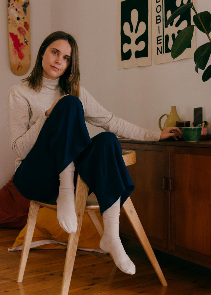 Donna in casa con capi di abbigliamento comodi di Vege Threads, Melbourne © Tané Meiring Donna in casa con capi di abbigliamento comodi di Vege Threads, Melbourne © Tané Meiring