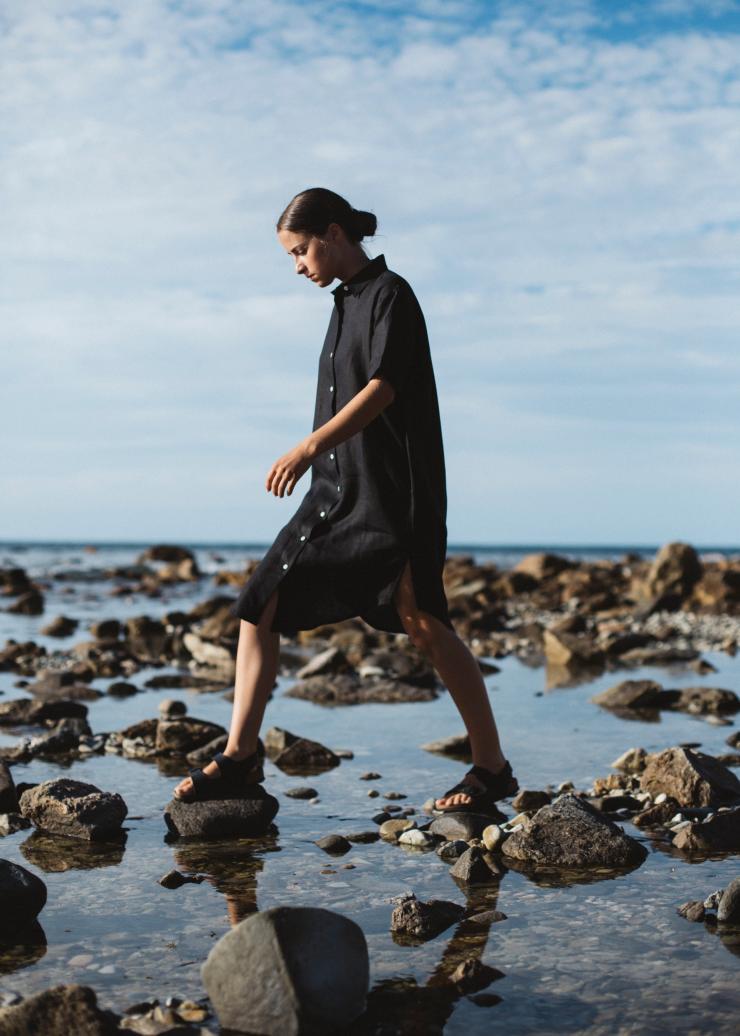 Donna che passeggia nelle piscine naturali indossando capi di Good Studios, Adelaide © Bing Rowland Donna che passeggia nelle piscine naturali indossando capi di Good Studios, Adelaide © Bing Rowland