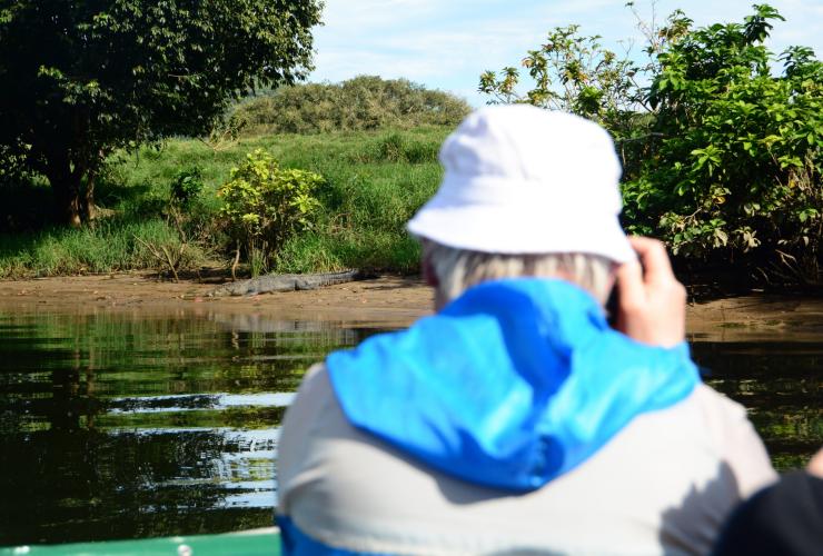 Un fotografo immortala un coccodrillo marino sulla riva di un fiume © FNQ Nature Tours Un fotografo immortala un coccodrillo marino sulla riva di un fiume © FNQ Nature Tours