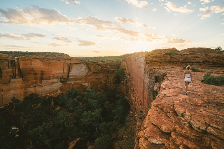 Donna che cammina sulla cima del Kings Canyon all'alba © Tourism NT/Mitchell Cox 2017 Donna che cammina sulla cima del Kings Canyon all'alba © Tourism NT/Mitchell Cox 2017