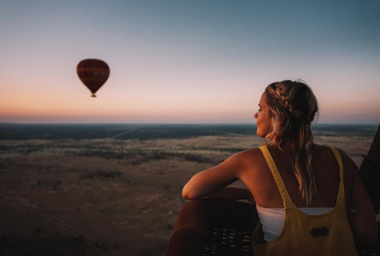 Ragazza in mongolfiera che ammira dall'alto Alice Springs © Tourism NT/Laura Bell 2017 Ragazza in mongolfiera che ammira dall'alto Alice Springs © Tourism NT/Laura Bell 2017