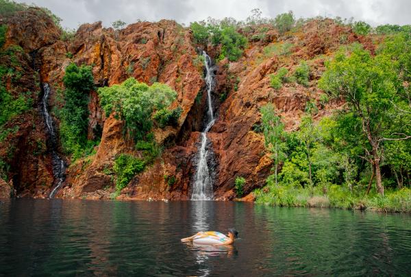 Amici che fanno il bagno alle Wangi Falls, Litchfield National Park, Northern Territory © Tourism NT