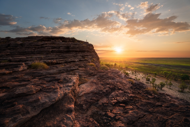Uomo in piedi su una roccia a Ubirr, Kakadu National Park © Tourism NT/Daniel Tran Uomo in piedi su una roccia a Ubirr, Kakadu National Park © Tourism NT/Daniel Tran