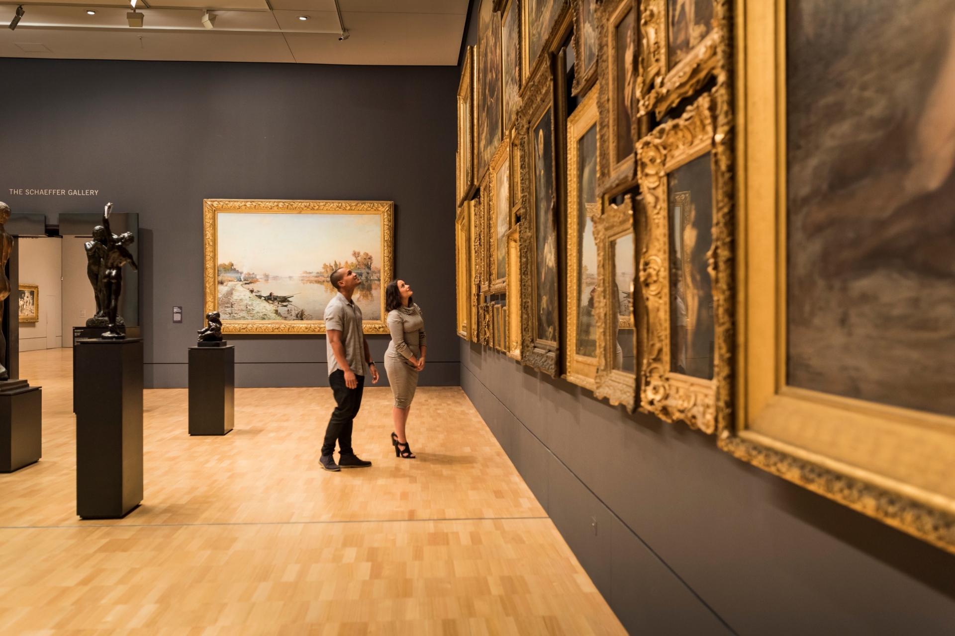 ビクトリア州、メルボルン、ビクトリア国立美術館でアートを鑑賞する男女 © Visit Victoria/Robert Blackburn