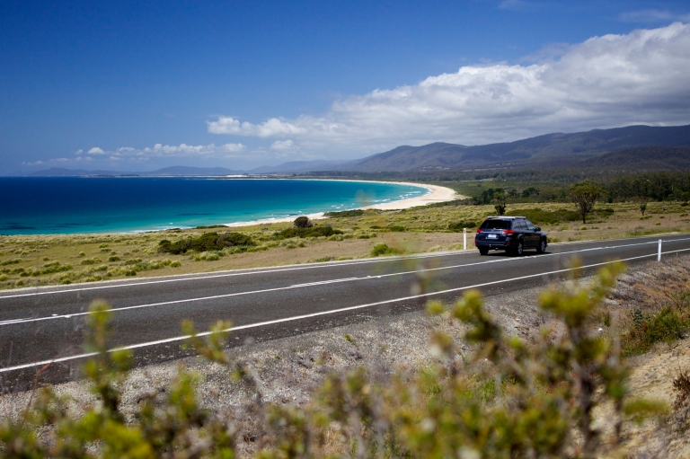 ラグーンズ・ビーチ保護区の海沿いの道路を走る車 © Pete Harmsen/Tourism Tasmania ラグーンズ・ビーチ保護区の海沿いの道路を走る車 © Pete Harmsen/Tourism Tasmania