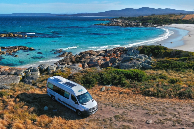 コールズ・ベイで道路脇に停車したモーターホーム © Tourism Australia コールズ・ベイで道路脇に停車したモーターホーム © Tourism Australia