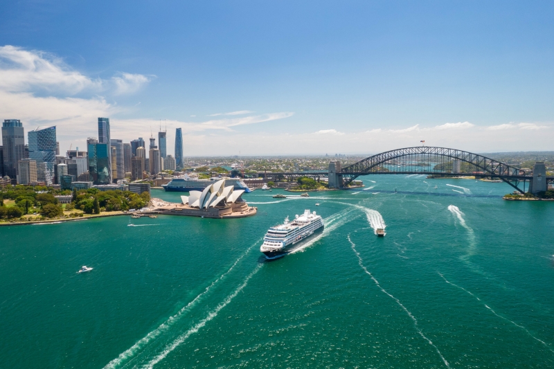 Qantas plane over Sydney Harbour Bridge, Sydney, NSW © Qantas Airways Qantas plane over Sydney Harbour Bridge, Sydney, NSW © Qantas Airways