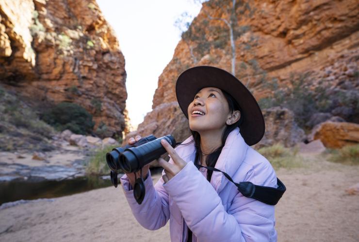 ノーザンテリトリー、西マクドネル山脈、エミュー・ラン・エクスペリエンス © Tourism Australia