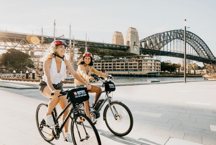ニューサウスウェールズ州、ロックス、ボンザ・バイク・ツアーズ © Destination NSW