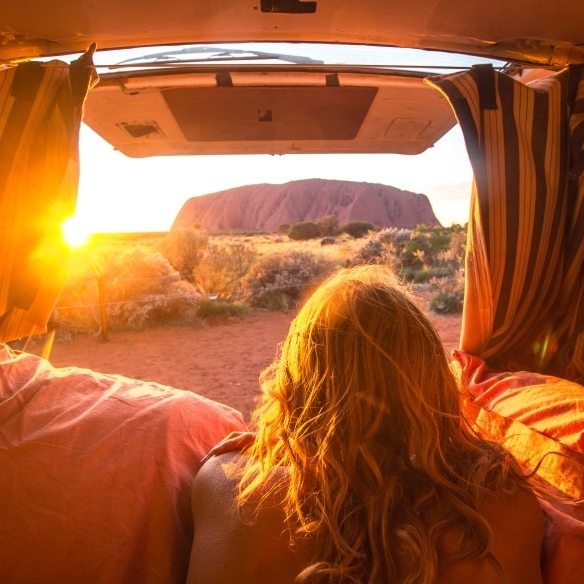 ノーザンテリトリー、ウルルの日の出 © Tourism Northern Territory