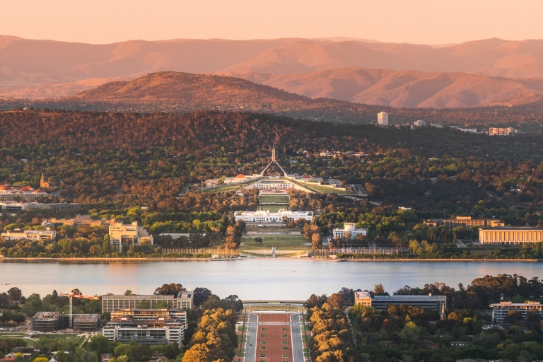 オーストラリア首都特別地域、キャンベラ、エインズリー山からの眺め © Rob Mulally for VisitCanberra オーストラリア首都特別地域、キャンベラ、エインズリー山からの眺め © Rob Mulally for VisitCanberra