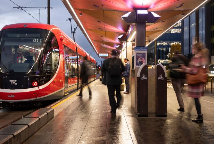 オーストラリア首都特別地域、キャンベラ、シティ・ライト・レールの駅 © Martin Ollman for VisitCanberra オーストラリア首都特別地域、キャンベラ、シティ・ライト・レールの駅 © Martin Ollman for VisitCanberra