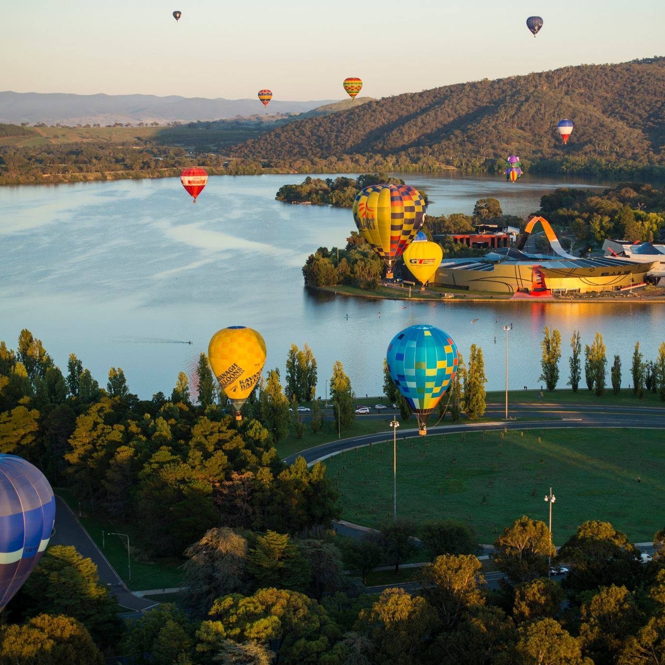 ルーク・バーリー・グリフィン（Luke Burley Griffin）の上に浮かぶ熱気球 © Martin Ollman