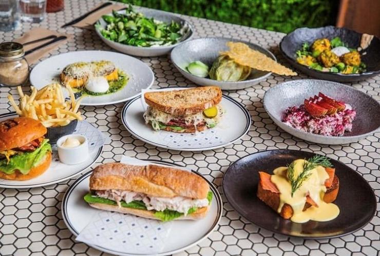 ニュー・サウス・ウェールズ州、シドニー、ニュータウン、ブリュータウンでテーブルに置かれた料理 © Brewtown ニュー・サウス・ウェールズ州、シドニー、ニュータウン、ブリュータウンでテーブルに置かれた料理 © Brewtown