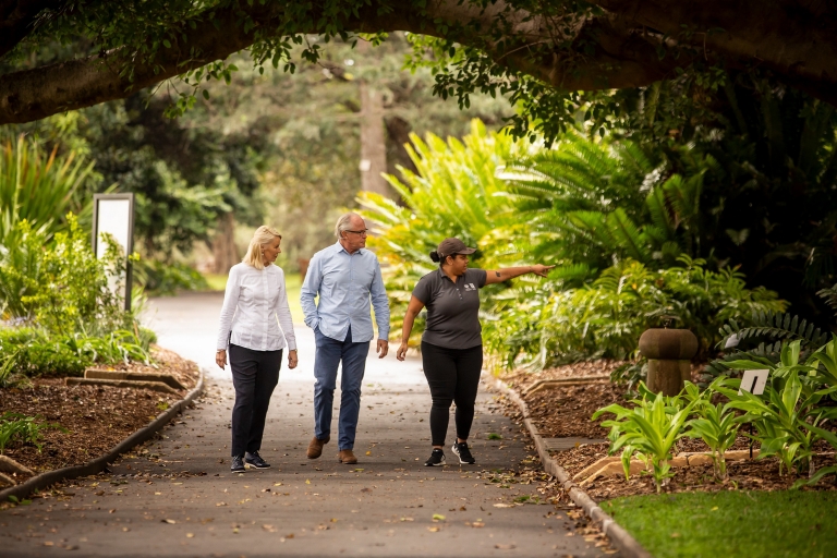 ニュー・サウス・ウェールズ州、シドニー王立植物園の先住民アボリジニ遺跡ツアー(The Royal Botanic Garden Sydney Aboriginal Heritage Tour)© Tourism Australia ニュー・サウス・ウェールズ州、シドニー王立植物園の先住民アボリジニ遺跡ツアー(The Royal Botanic Garden Sydney Aboriginal Heritage Tour)© Tourism Australia