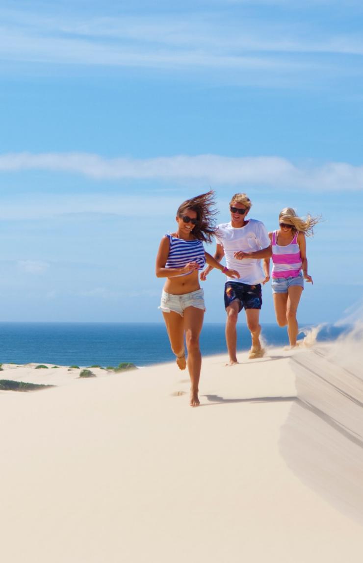 ニュー・サウス・ウェールズ州、ポート・スティーブンス、ストックトン・ブライト・サンド・デューンズ(Stockton Bight Sand Dunes)© Tourism Australia ニュー・サウス・ウェールズ州、ポート・スティーブンス、ストックトン・ブライト・サンド・デューンズ(Stockton Bight Sand Dunes)© Tourism Australia