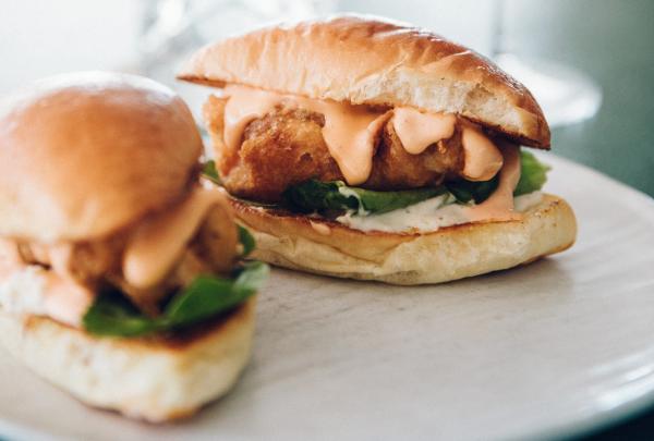 リック・ショアーズのモートン・ベイ・バグ・ロール © Tourism and Events Queensland