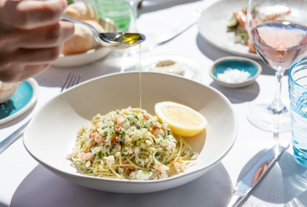 ヌーサ・ヘッズにあるリッキーズ・リバー・バー＆レストランのアサヒガニのスパゲッティ © Visit Noosa