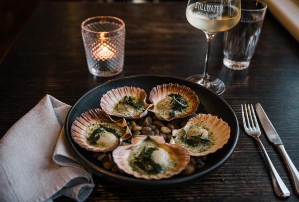 ロンセストンのスティルウォーター・レストランでのホタテ料理 © C&B Creative/Stillwater