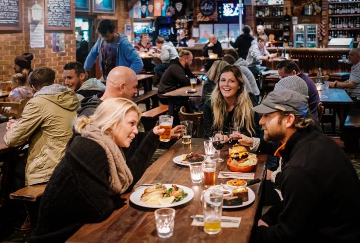マーガレット・リバーのセトラーズ・タバーンで食事を楽しむグループ © Elements Margaret River マーガレット・リバーのセトラーズ・タバーンで食事を楽しむグループ © Elements Margaret River
