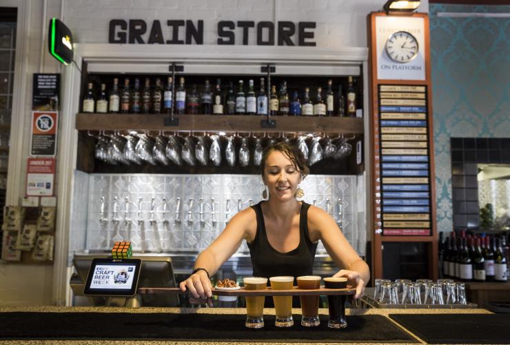 ニューキャッスル、ザ・グレイン・ストア・クラフト・ビア・カフェでビールを出すバーテンダー © Destination NSW ニューキャッスル、ザ・グレイン・ストア・クラフト・ビア・カフェでビールを出すバーテンダー © Destination NSW