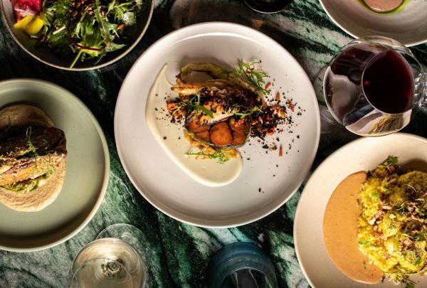 オーストラリア首都特別地域、キャンベラ、モンスター・キッチン・アンド・バー © Zachary Griffith