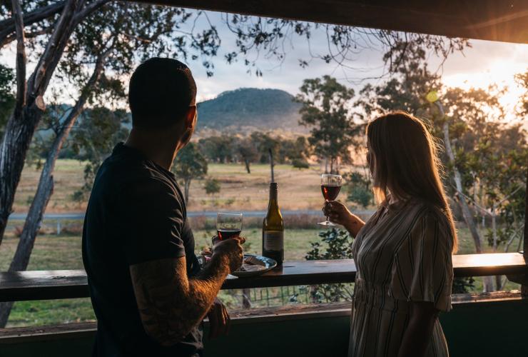 ケリーのトマラップス酪農場で夕日を見ながらドリンクを楽しむカップル © Tourism and Events Queensland/Jesse Lindemann ケリーのトマラップス酪農場で夕日を見ながらドリンクを楽しむカップル © Tourism and Events Queensland/Jesse Lindemann