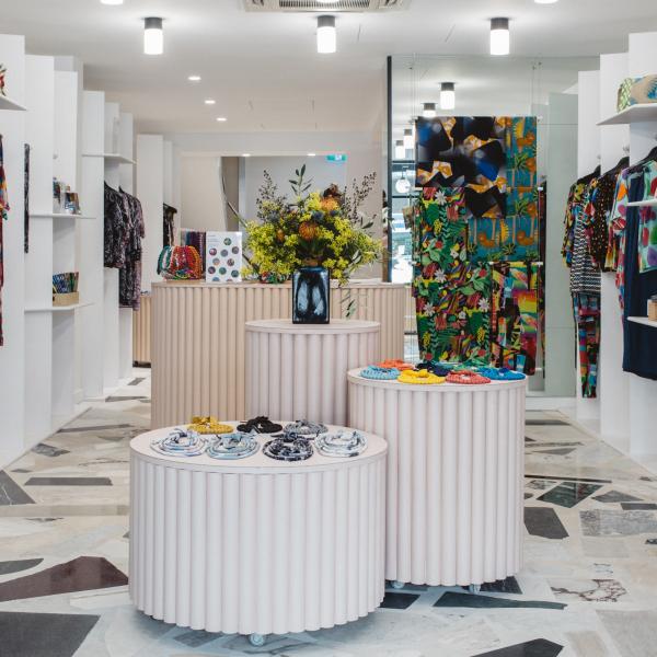 ニュータウンのソーシャル・アウトフィットのショップ・ビュー © Luisa Brimble