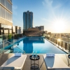 南オーストラリア州、アデレード、クラウン・プラザのプールデッキ © Crowne Plaza Adelaide