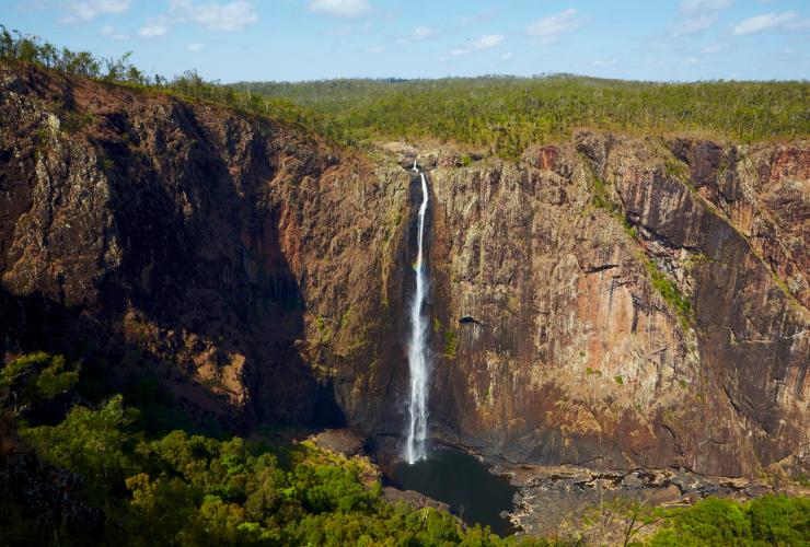 クイーンズランド州、ワラマン、ワラマン・フォールズ © Aaron Spence, Tourism and Events Queensland