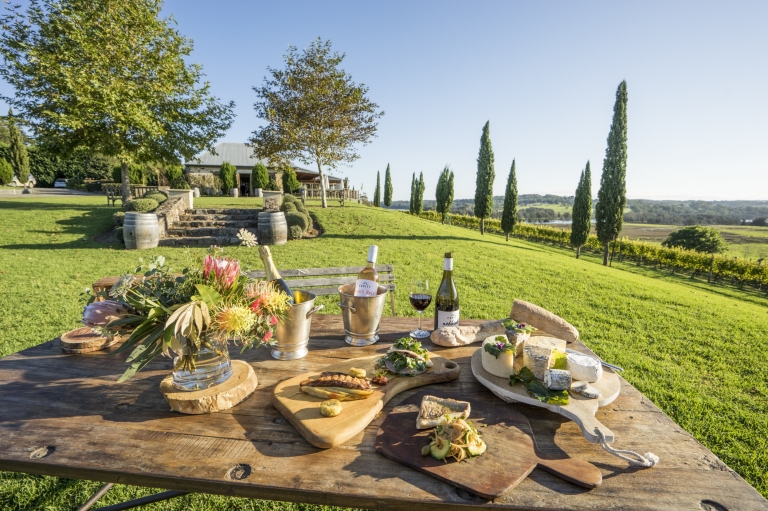 キューピット・ワイナリーの芝生に設けられたワインと食事のピクニック © Destination NSW キューピット・ワイナリーの芝生に設けられたワインと食事のピクニック © Destination NSW