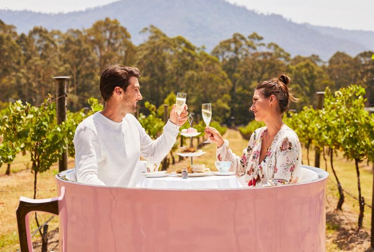 キャンベワラ・エステート・ワイナリーで乾杯するカップル © Destination NSW キャンベワラ・エステート・ワイナリーで乾杯するカップル © Destination NSW