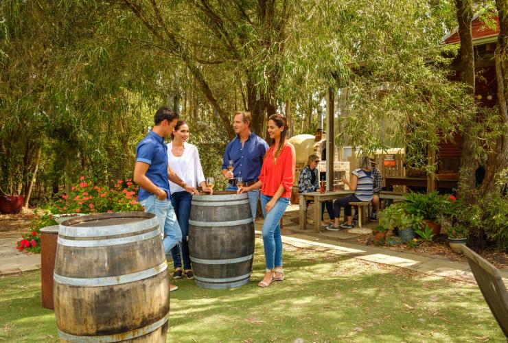 オランジェ・トラクター・ワインズの芝生でワインを楽しむ友達のグループ © Tourism Western Australia オランジェ・トラクター・ワインズの芝生でワインを楽しむ友達のグループ © Tourism Western Australia