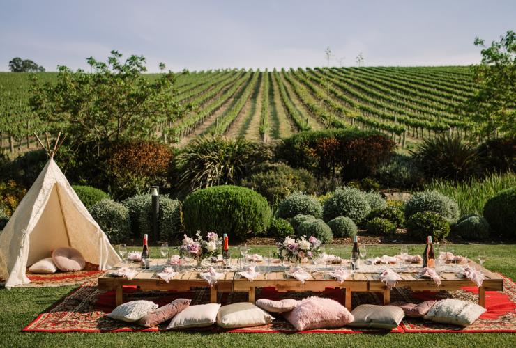 ゴールディング・ワインズのブドウ畑を見渡すランチが用意された長いテーブル © Adelaide Hills Wine Region ゴールディング・ワインズのブドウ畑を見渡すランチが用意された長いテーブル © Adelaide Hills Wine Region