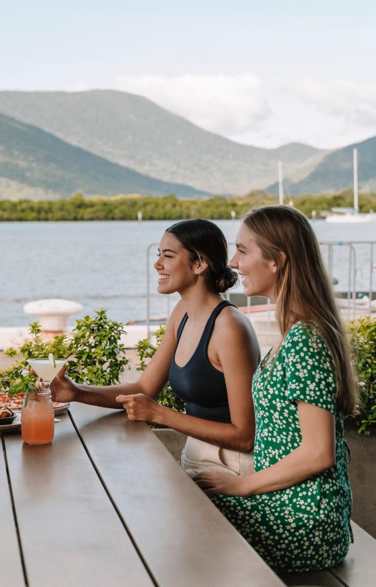 クイーンズランド州、ケアンズ、ケアンズ・ワーフ、ヘミングウェイズ・ブルワリー © Tourism and Events Queensland クイーンズランド州、ケアンズ、ケアンズ・ワーフ、ヘミングウェイズ・ブルワリー © Tourism and Events Queensland