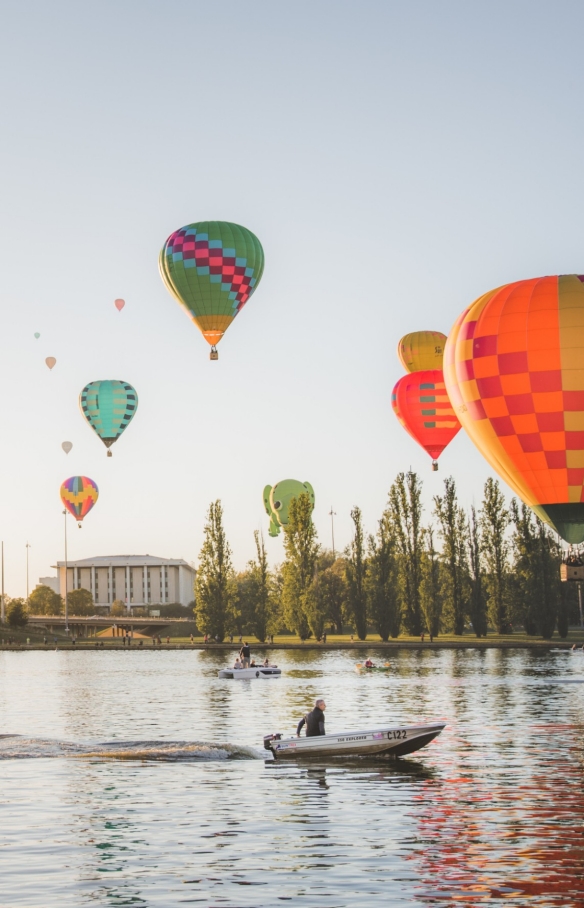 Hot air balloons drifting over the tranquil water of Lake Burley Griffin sprinkled with boats in Canberra, Australian Capital Territory © EventsACT Hot air balloons drifting over the tranquil water of Lake Burley Griffin sprinkled with boats in Canberra, Australian Capital Territory © EventsACT