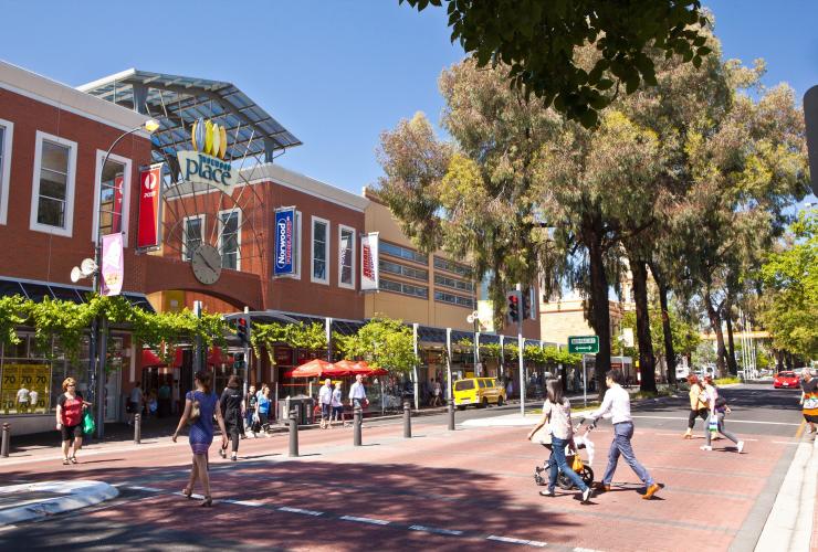 Những người đi bộ dọc theo The Parade ở Norwood © Ủy ban Du lịch Nam Úc Những người đi bộ dọc theo The Parade ở Norwood © Ủy ban Du lịch Nam Úc