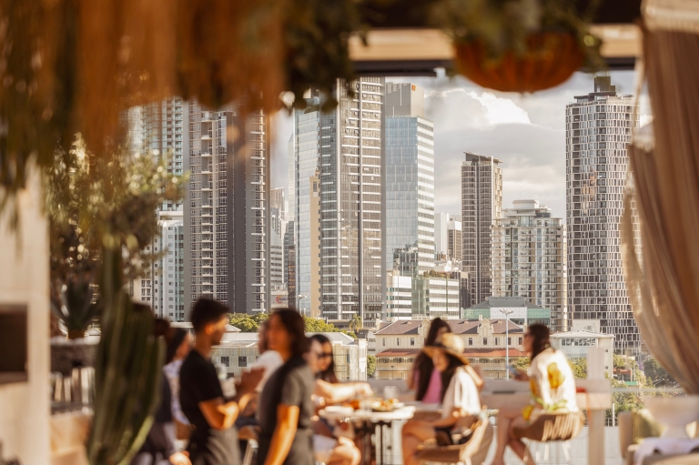 Những người ngồi vào bàn trên quầy bar trên tầng thượng nhìn ra đường chân trời của thành phố, Maya, Brisbane, Queensland © Cơ quan Phát triển Kinh tế Brisbane