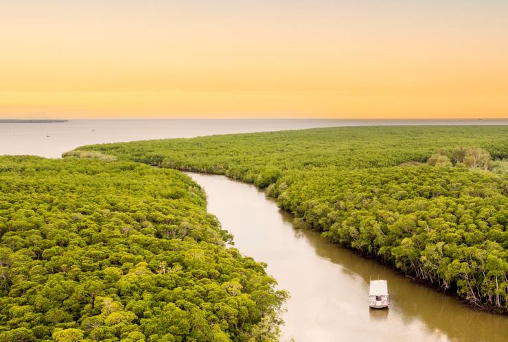 Đi thuyền lúc hoàng hôn với Mandingalbay Ancient Indigenous Tours ở Cairns © Mandingalbay Ancient Indigenous Tours, Cairns, Queensland © Du lịch và Sự kiện Queensland Đi thuyền lúc hoàng hôn với Mandingalbay Ancient Indigenous Tours ở Cairns © Mandingalbay Ancient Indigenous Tours, Cairns, Queensland © Du lịch và Sự kiện Queensland
