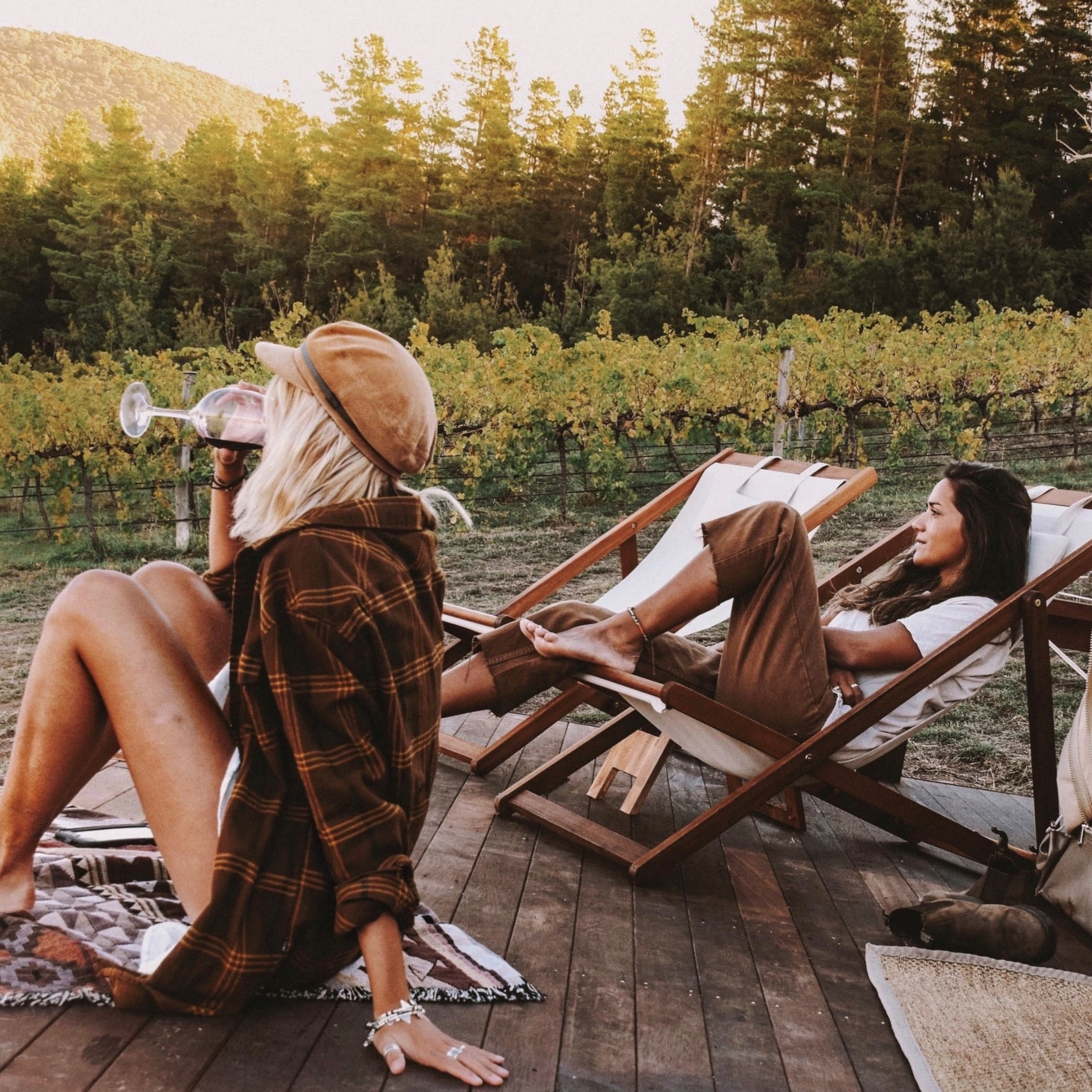 Phụ nữ uống rượu bên ngoài lều glamping tại Naked Cubby Co gần Canberra © Naked Cubby Co / Shan Bawden