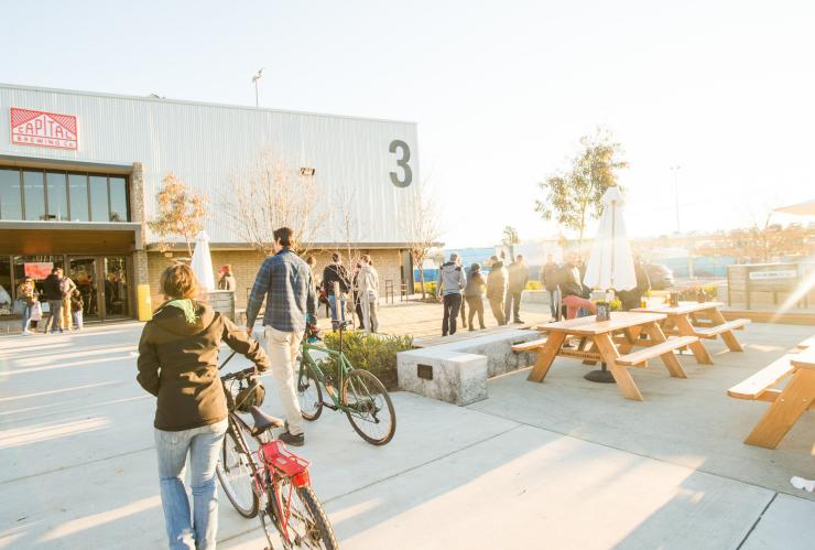 Những người đi xe đạp đến Capital Brewing Co tại khu vực Dairy Road ở Fyshwick © VisitCanberra Những người đi xe đạp đến Capital Brewing Co tại khu vực Dairy Road ở Fyshwick © VisitCanberra