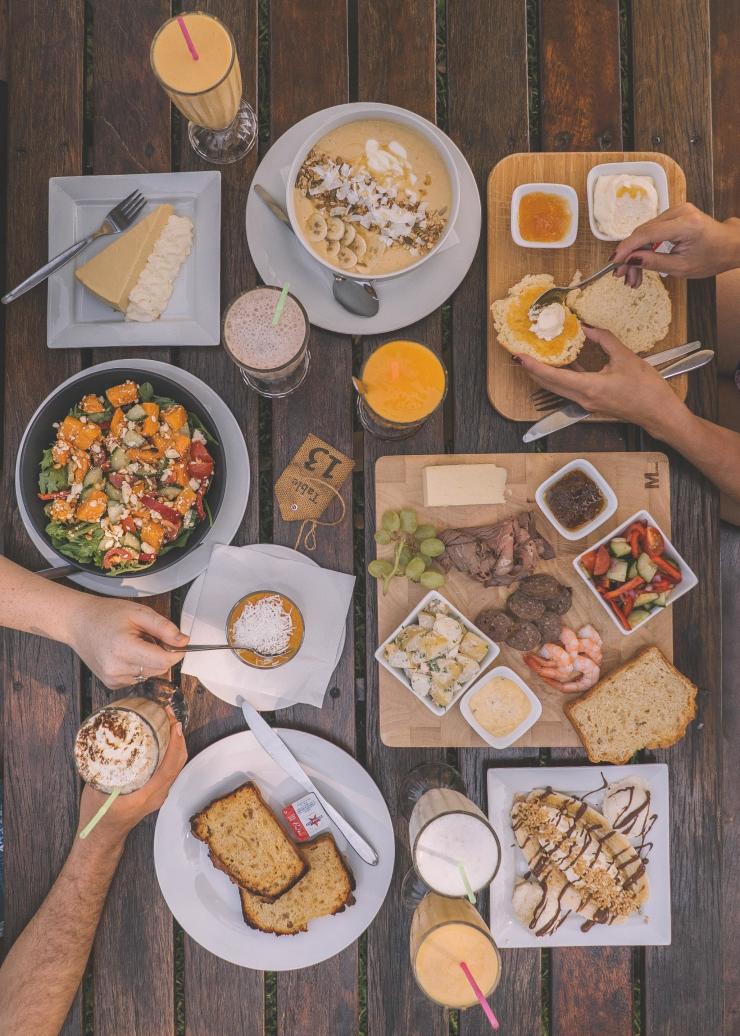  Bữa sáng tươi ngon, bữa nửa buổi, bữa trưa và món tráng miệng với các sản phẩm mới thu hoạch từ trang trại liền kề tại Crazy Acres Mango Farm &amp; Café, Darwin Northern Territory. © Du lịch Lãnh thổ Bắc