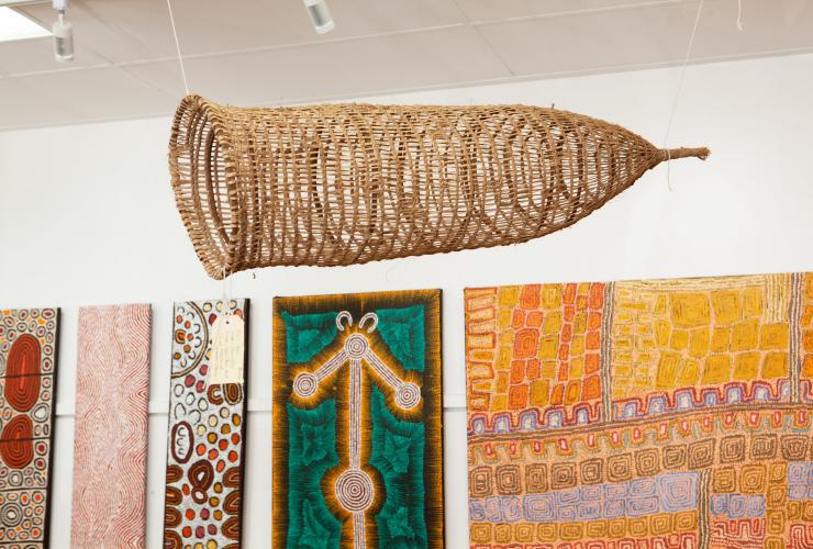 Một chiếc giỏ dệt treo trên trần nhà của Phòng trưng bày Nghệ thuật Mason, Darwin, Northern Territory Tourism NT © / Mason Art Gallery Một chiếc giỏ dệt treo trên trần nhà của Phòng trưng bày Nghệ thuật Mason, Darwin, Northern Territory Tourism NT © / Mason Art Gallery