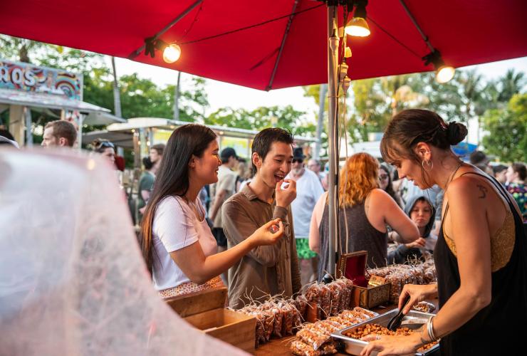 Cặp đôi nếm thử đồ ăn từ một quầy hàng tại Chợ Hoàng hôn Bãi biển Mindil, Darwin, Du lịch Lãnh thổ © Bắc NT / Helen Orr Cặp đôi nếm thử đồ ăn từ một quầy hàng tại Chợ Hoàng hôn Bãi biển Mindil, Darwin, Du lịch Lãnh thổ © Bắc NT / Helen Orr