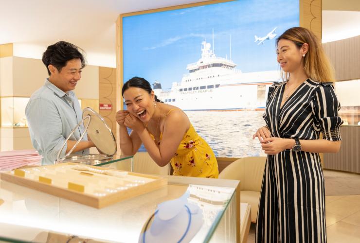 Cặp đôi mua sắm ngọc trai cao cấp tại Paspaley, Darwin, Northern Territory Tourism © NT  Cặp đôi mua sắm ngọc trai cao cấp tại Paspaley, Darwin, Northern Territory Tourism © NT