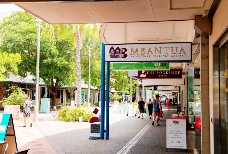Bảng hiệu cửa hàng cho Phòng trưng bày Mbantua, Darwin, Northern Territory Tourism © NT / Elise Derwin Bảng hiệu cửa hàng cho Phòng trưng bày Mbantua, Darwin, Northern Territory Tourism © NT / Elise Derwin