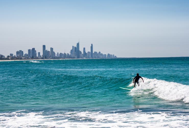 Vận động viên lướt sóng cưỡi sóng tại Surfers Paradise © Tourism and Events Queensland Vận động viên lướt sóng cưỡi sóng tại Surfers Paradise © Tourism and Events Queensland