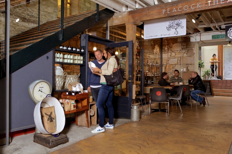 Cửa hàng Bruny Island Cheese Co. tại Trung tâm Nghệ thuật Salamanca ở Hobart © Tourism Australia/Adrian Cook Cửa hàng Bruny Island Cheese Co. tại Trung tâm Nghệ thuật Salamanca ở Hobart © Tourism Australia/Adrian Cook