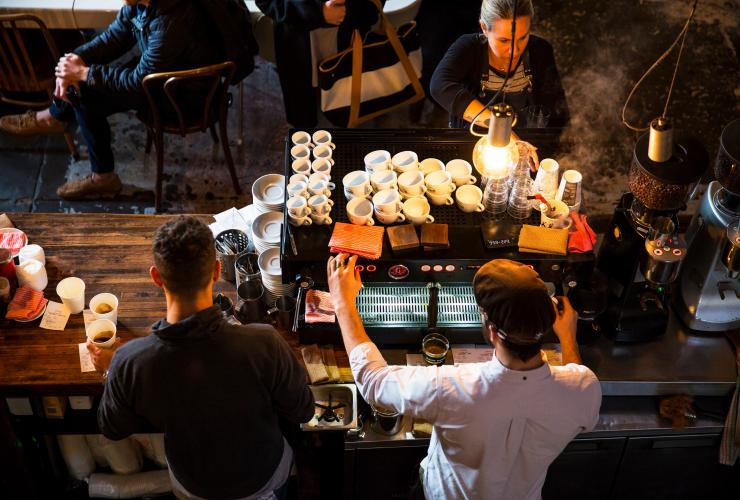 Nhân viên pha cà phê tại quán cà phê ST. ALi ở Melbourne © Visit Victoria Nhân viên pha cà phê tại quán cà phê ST. ALi ở Melbourne © Visit Victoria